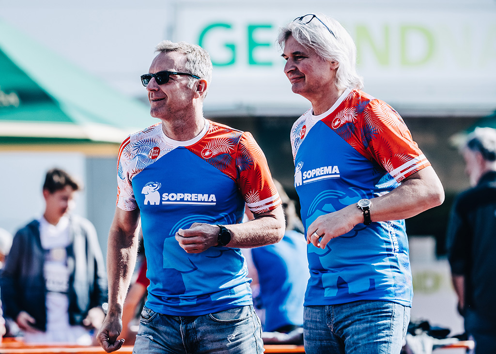 BU: Winfried Traub, Leiter der Triathlon-Abteilung beim TSV Mannheim und Mitorganisator des Laufevents (links), und Moderator Wolfgang Grünwald von RNF.